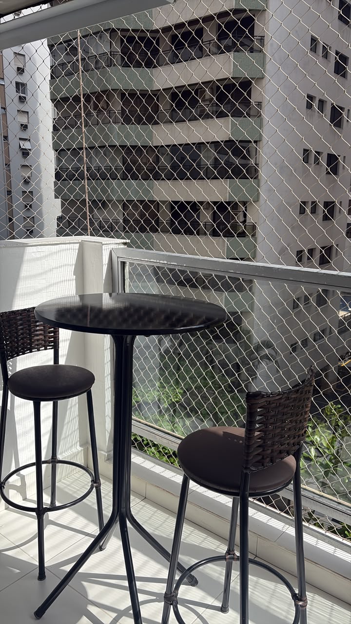 Mesa e bancos na varanda da Casa Pitanga